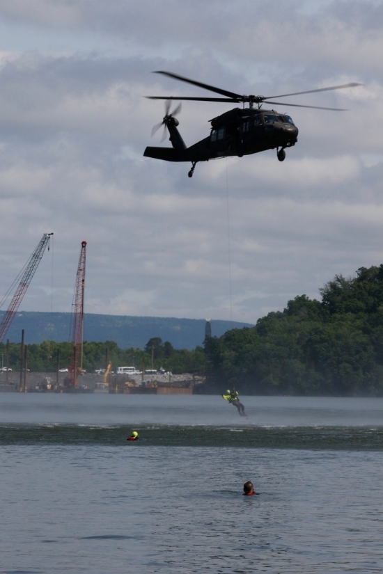 Tennessee Army National Guard Soldiers assigned to the 1-230th Assault Helicopter Battalion quickly remove volunteers acting as flood victims swept into the Chickamauga Dam during a simulated flooding event requiring the efforts of the Helicopter Aquatic Rescue Team Thursday, May 16. The training exercise, which tested the battalion’s skills in water rescue and recovery operations, was conducted in conjunction with the Chattanooga Fire Department and other local emergency responders. (U.S. Army National Guard photo by Sgt. First Class Mathieu Perry)